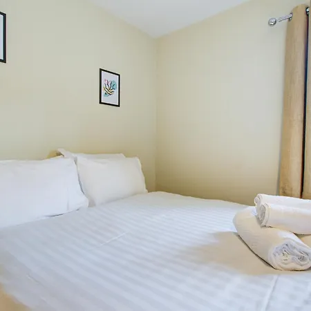 Spacious & Modern 2 Bed Sleeps 5 In Walthamstow